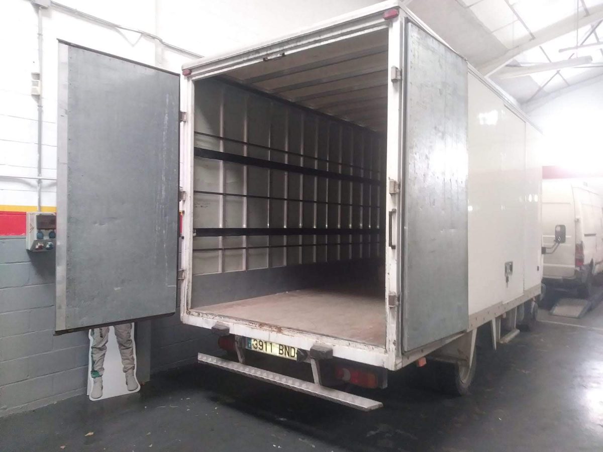 Camión de mudanzas con las puertas abiertas y trampilla de carga