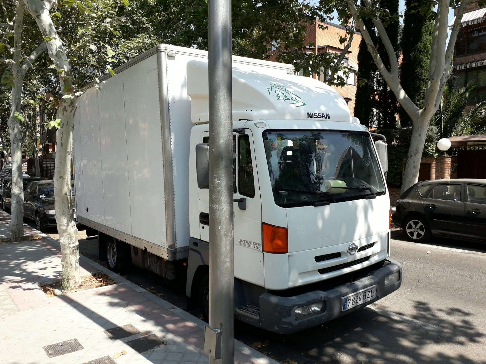 Camión de mudanzas de Mudanzas Vallecas aparcado en una calle de Madrid