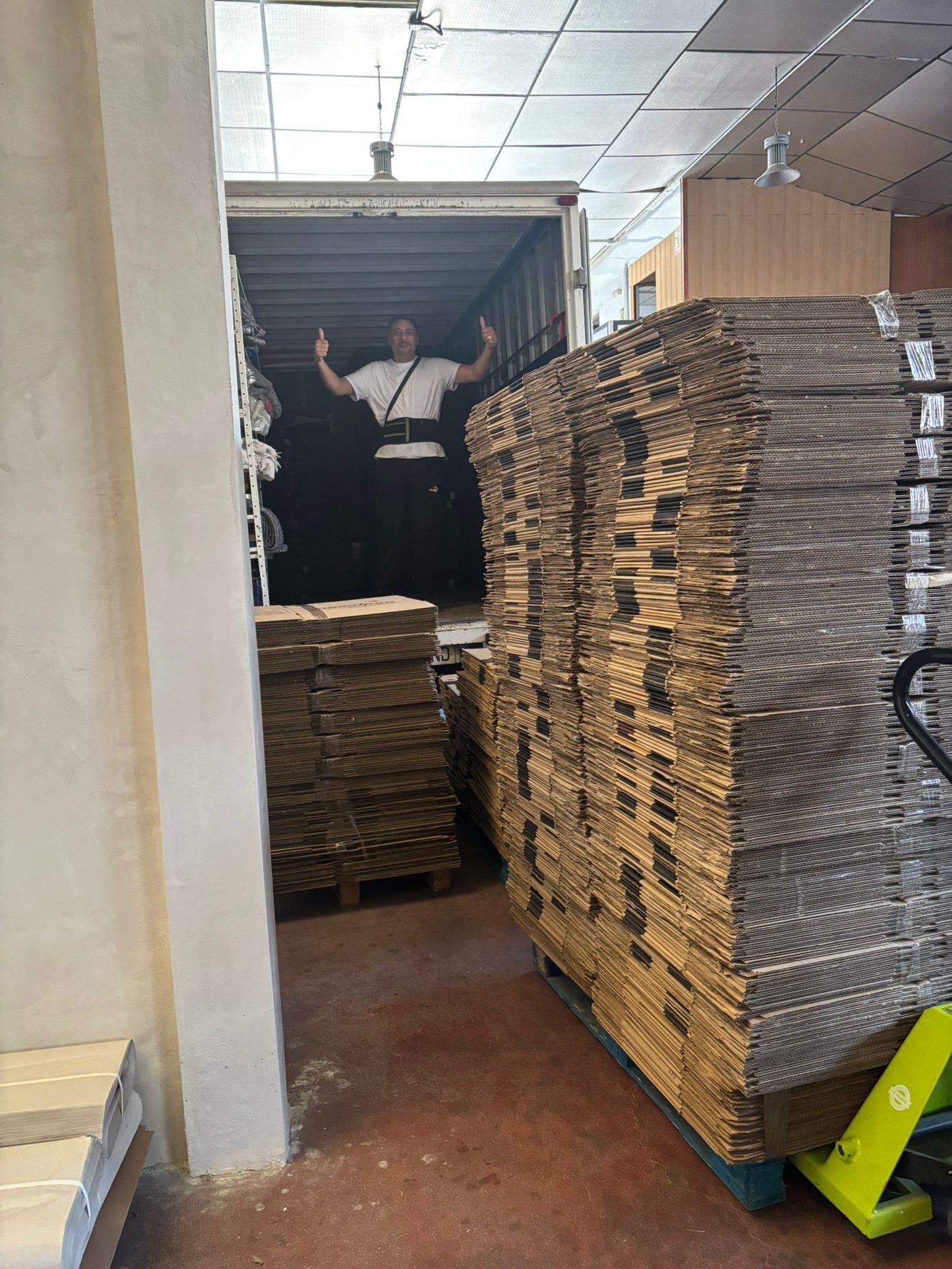 Operario de Mudanzas Vallecas preparando cajas de embalaje