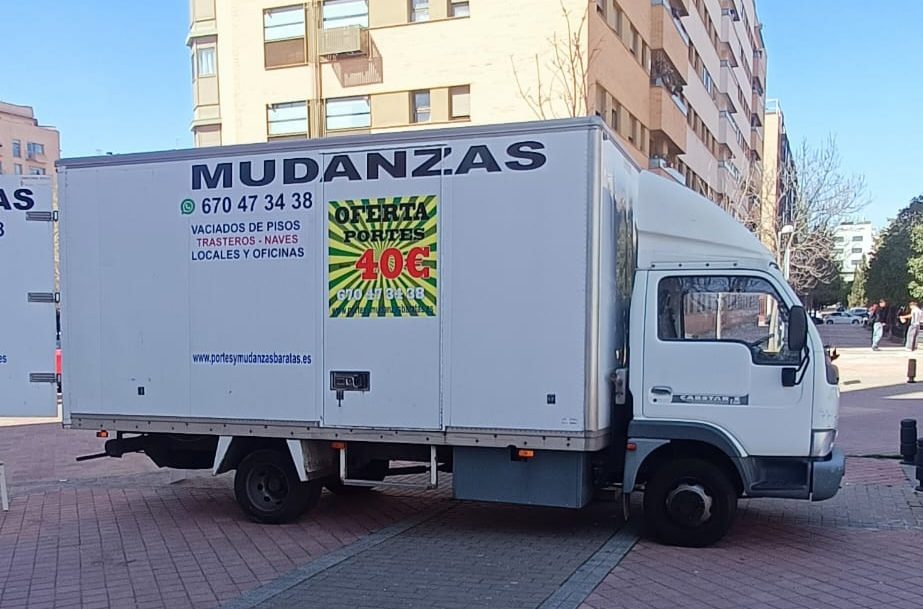 Camión de Mudanzas Vallecas disponible para alquiler con o sin conductor