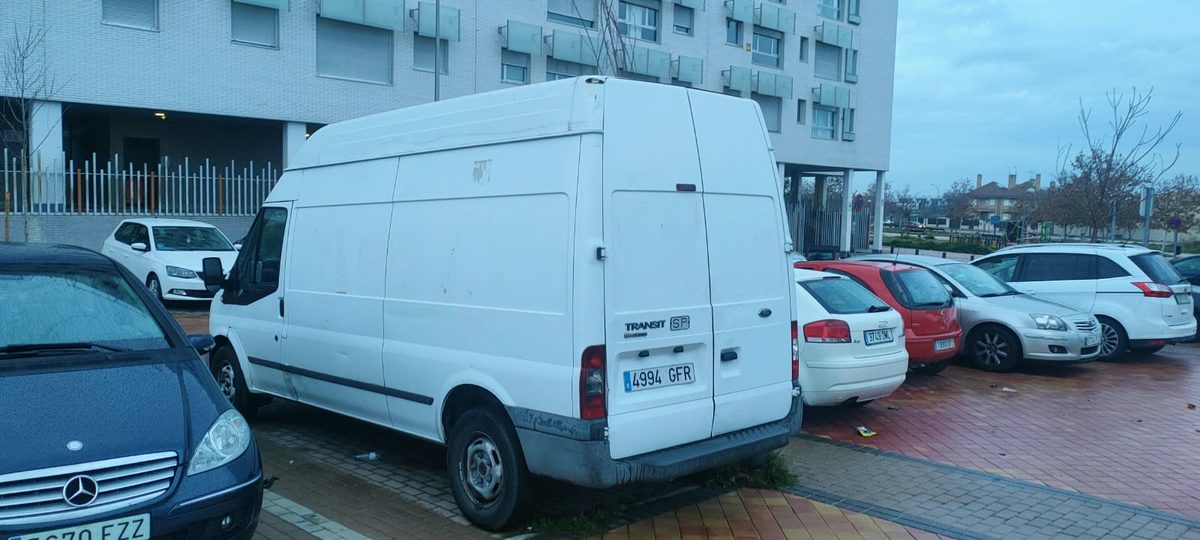 Furgón grande de Mudanzas Vallecas disponible para alquiler con conductor