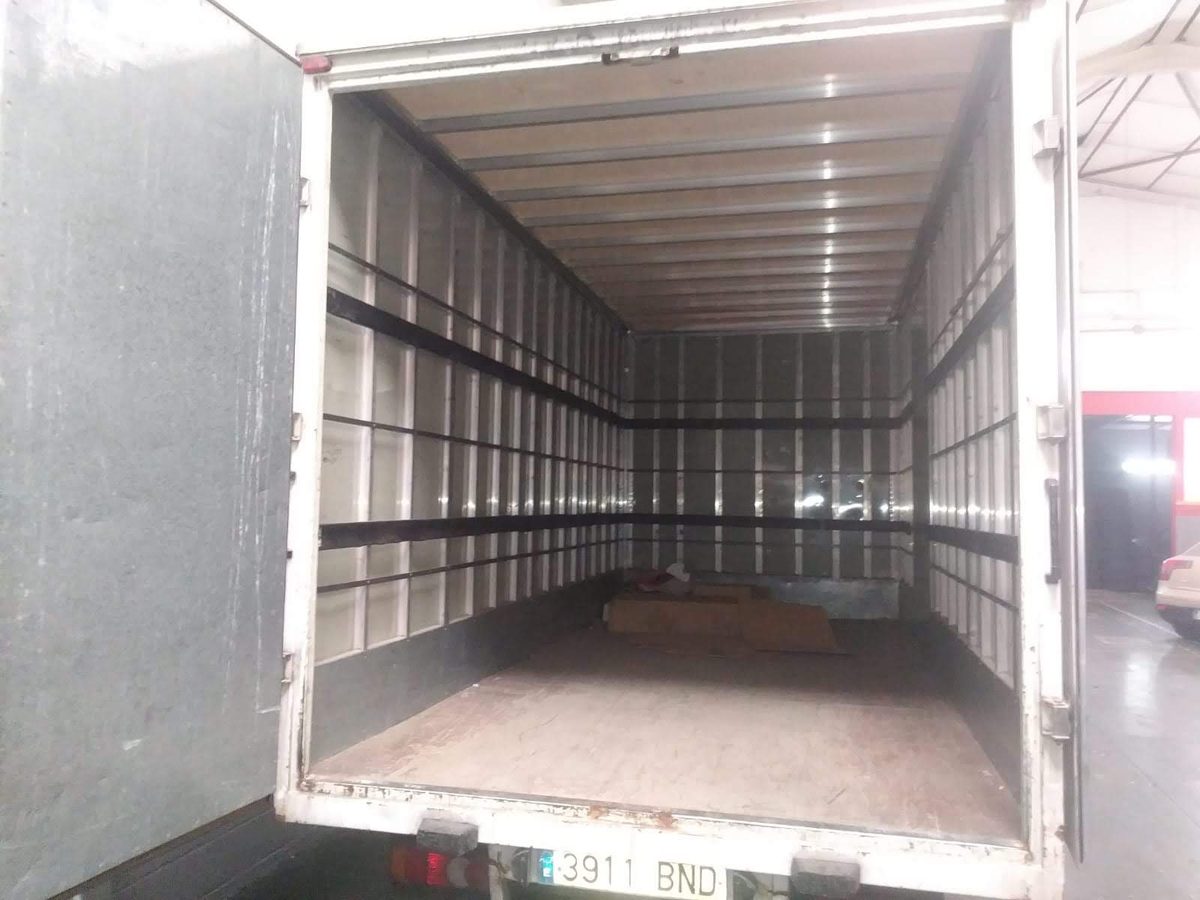 Interior diáfano de la caja del camión de mudanzas